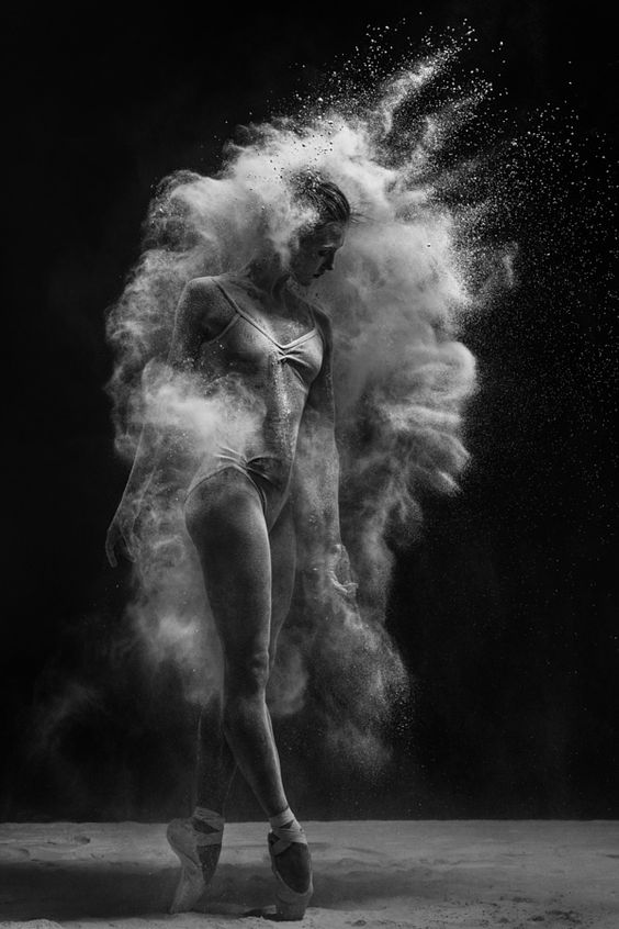 Photo en noir et blanc d'une danseuse 